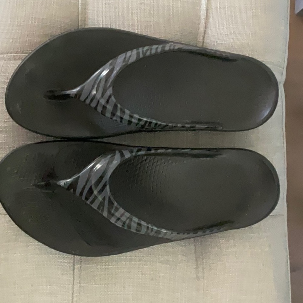OOFOS flip flops